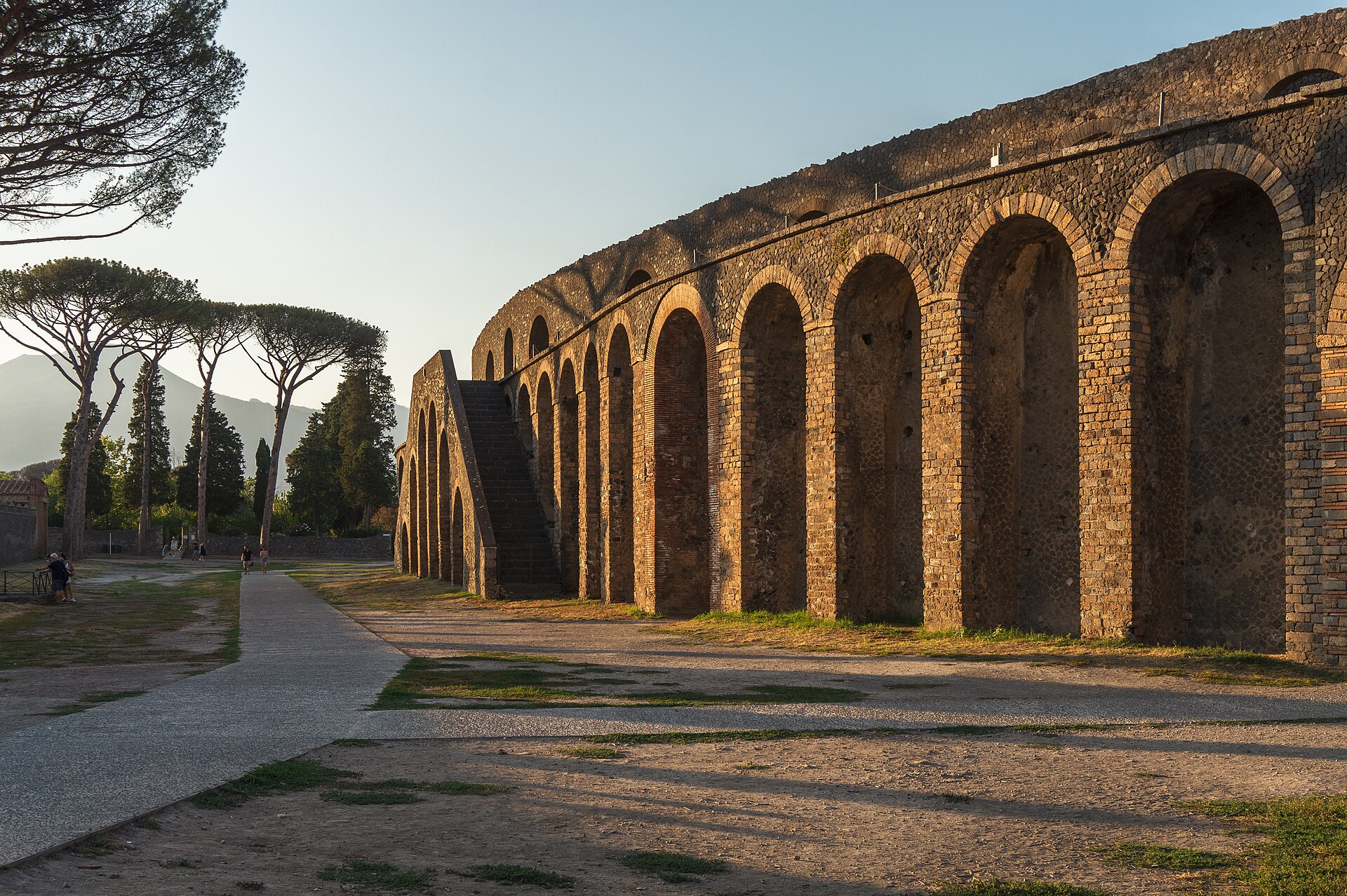 Pass Campania Artecard in mano al visitatore