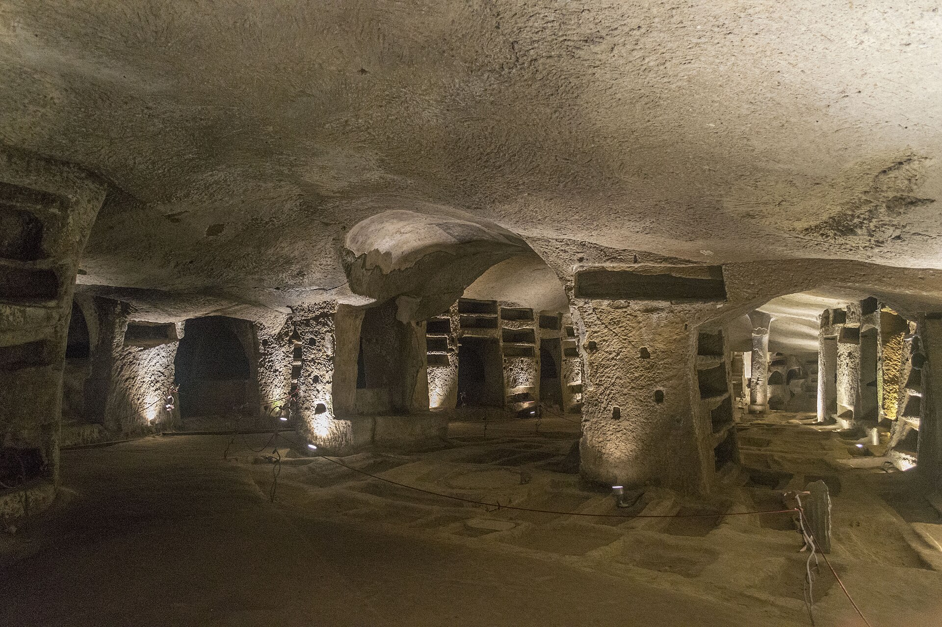 Corridoio funerario nelle catacombe di San Gennaro