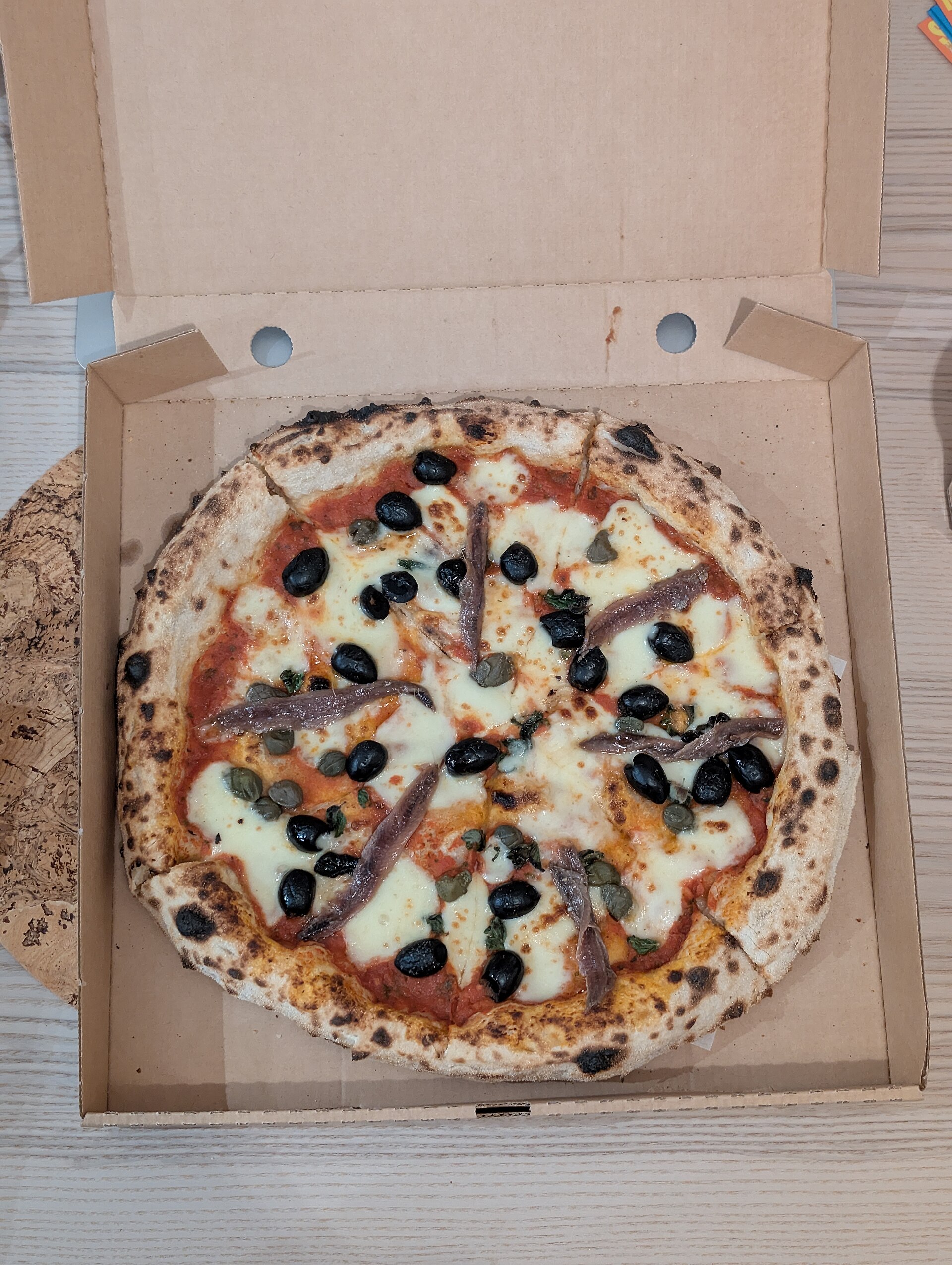 Assaggi di street food in un vicolo di Napoli